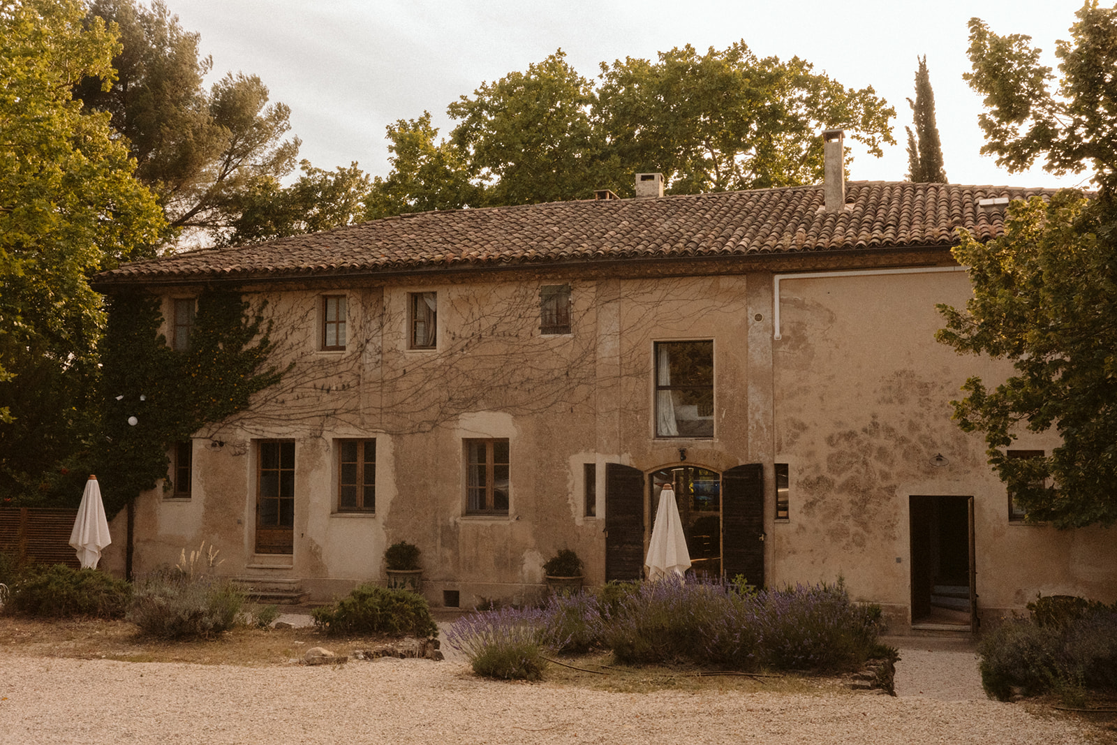 Mariage au Galinier de Lourmarin - Jennifer + Matt - Blog Mariage Madame C